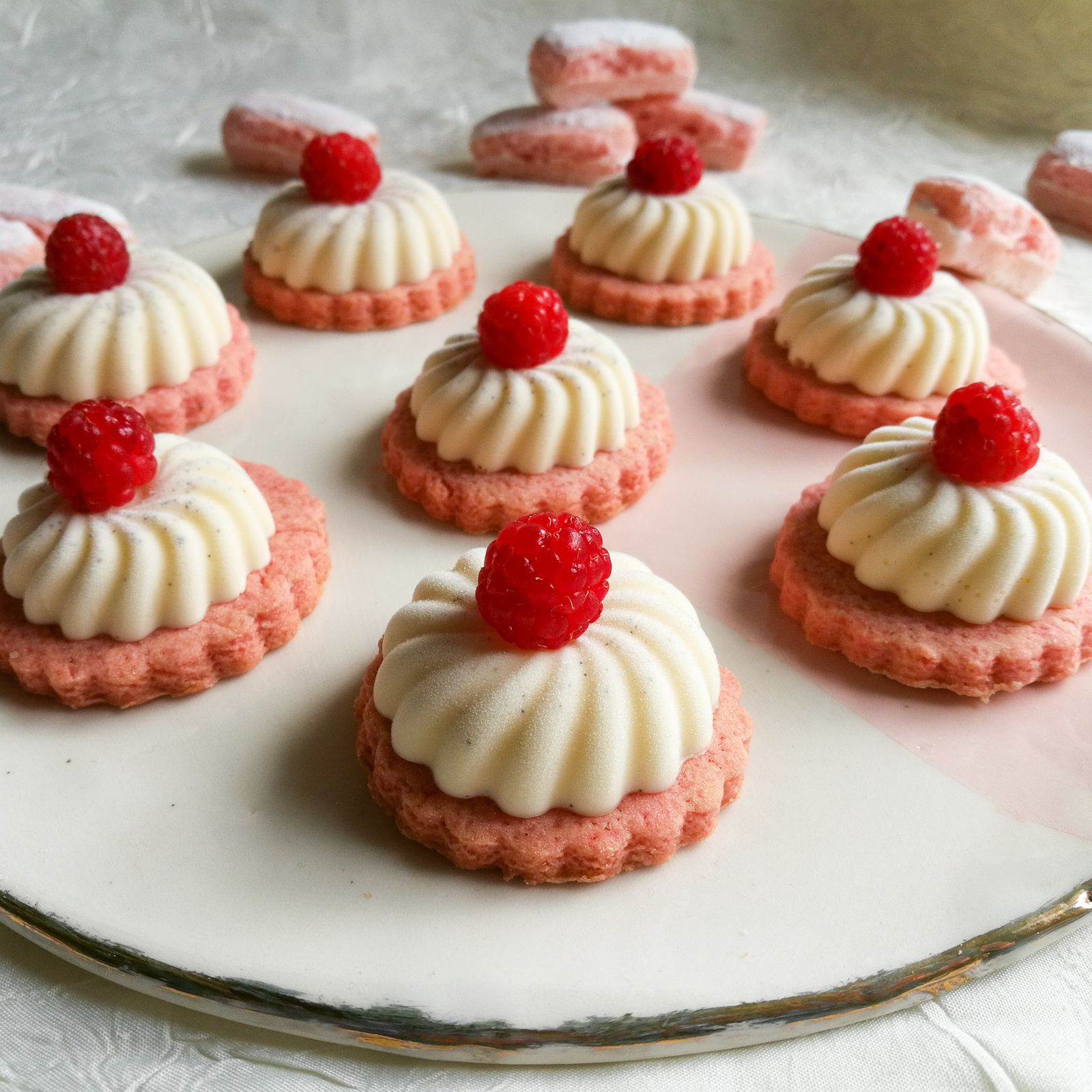 Panna cotta à la vanille, sablé aux biscuits roses