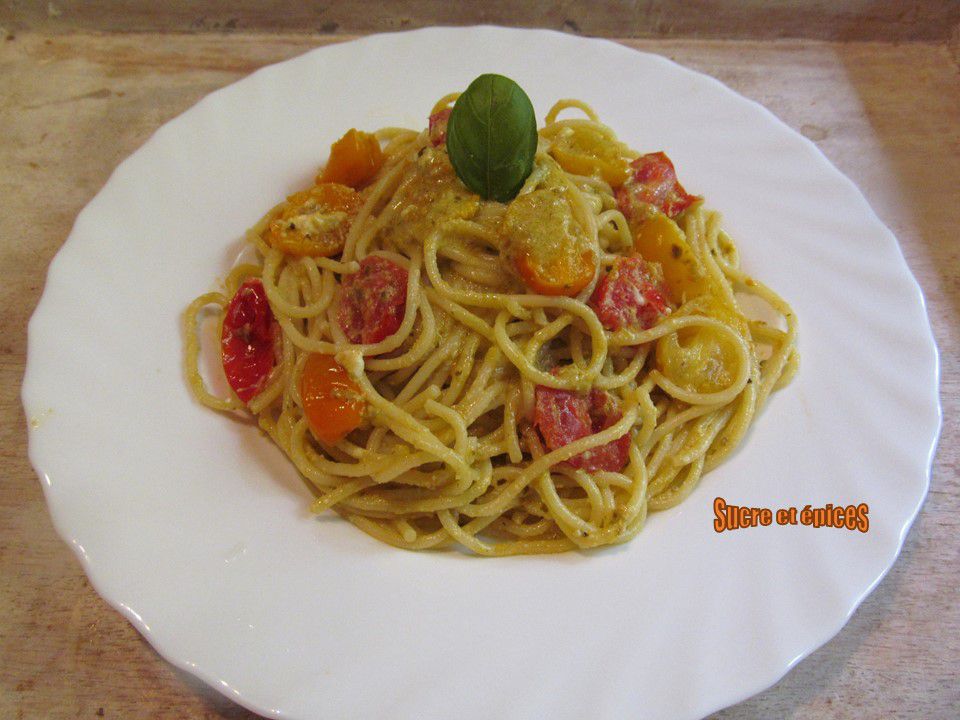 Spaghetti aux tomates cerises, pesto et feta