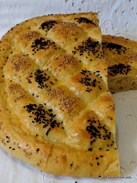 Turkish Pide bread, pain turc