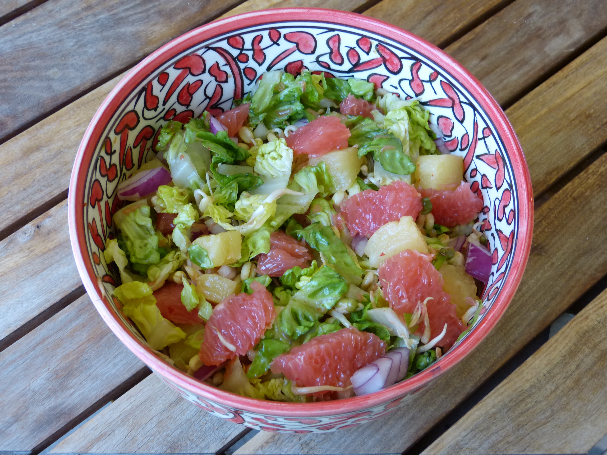 Salade exotique à la sucrine, ananas et pomelo