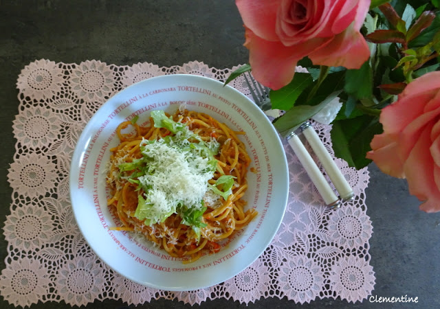 Spaghettis avec sauce aux poivrons et beurre de cacahuètes