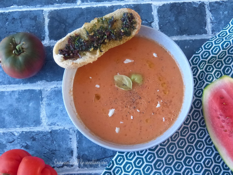 Gaspacho de tomates, pastèque, baguettine de pesto de coriandre et tomate...