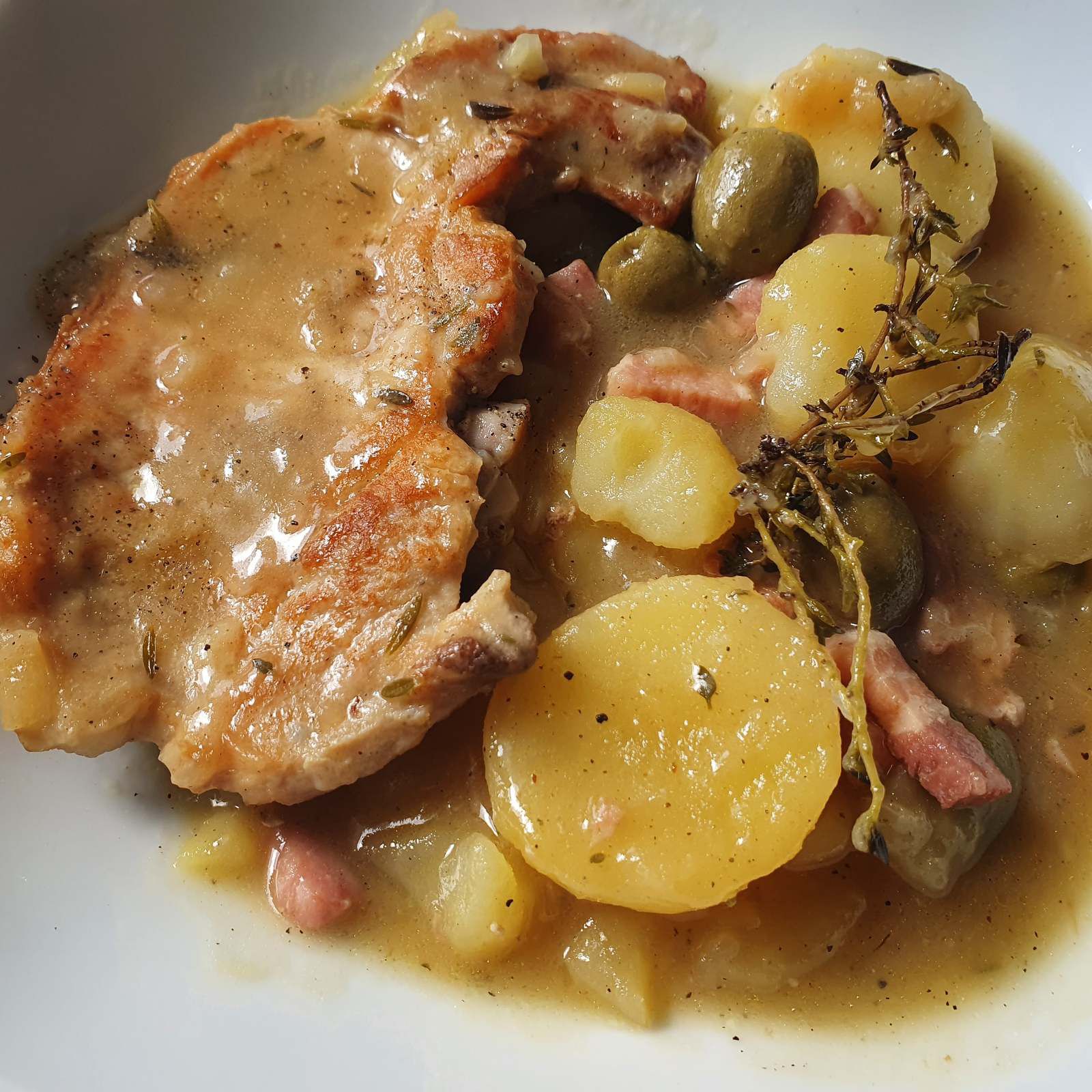 Cotes de porc, pommes de terre, lardons et olives