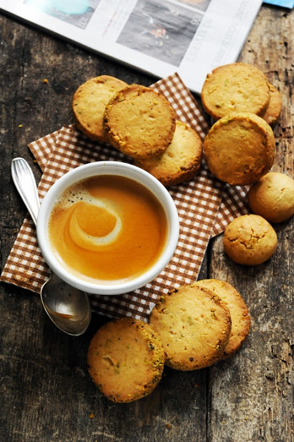 Café et biscuits à l'anis et à la pistache