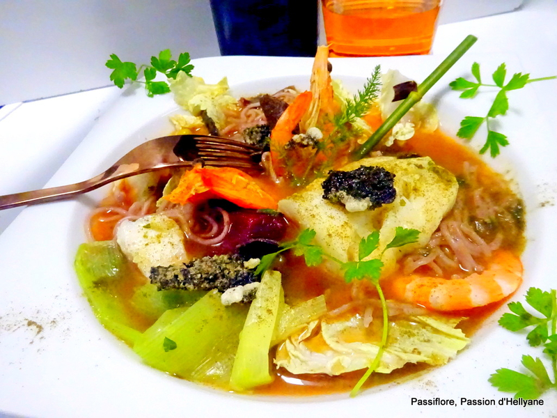 Soupe de légumes poisson crevettes nouilles et wakamé (algues)