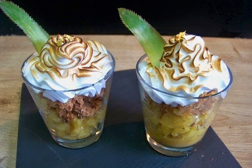 Ananas compoté à la vanille de Tahiti, crumble coco et meringue façon chamalow