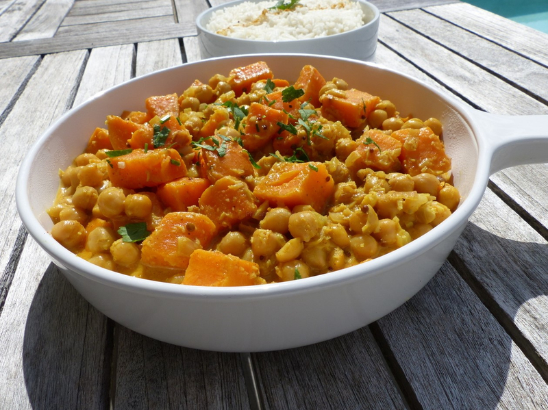 Curry de patate douce aux pois chiches et lait de coco