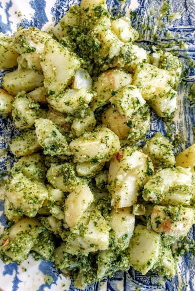 Pesto d’orties sur salade de pommes de terre