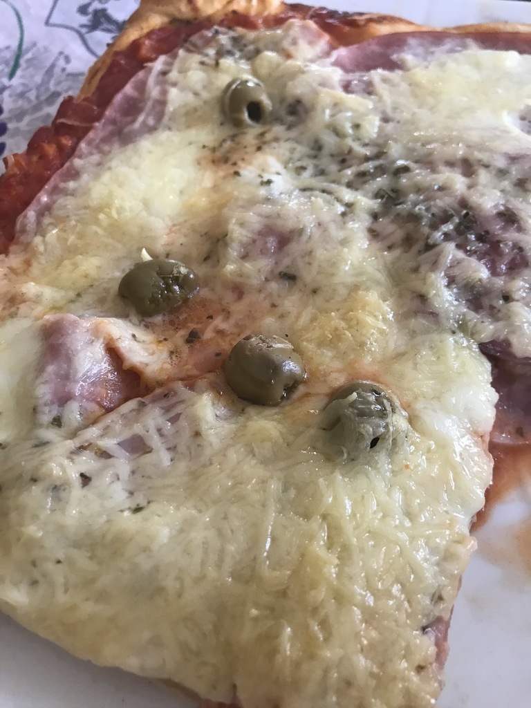 Pizza au jambon, mozzarella, origan, tomates, olives et emmental