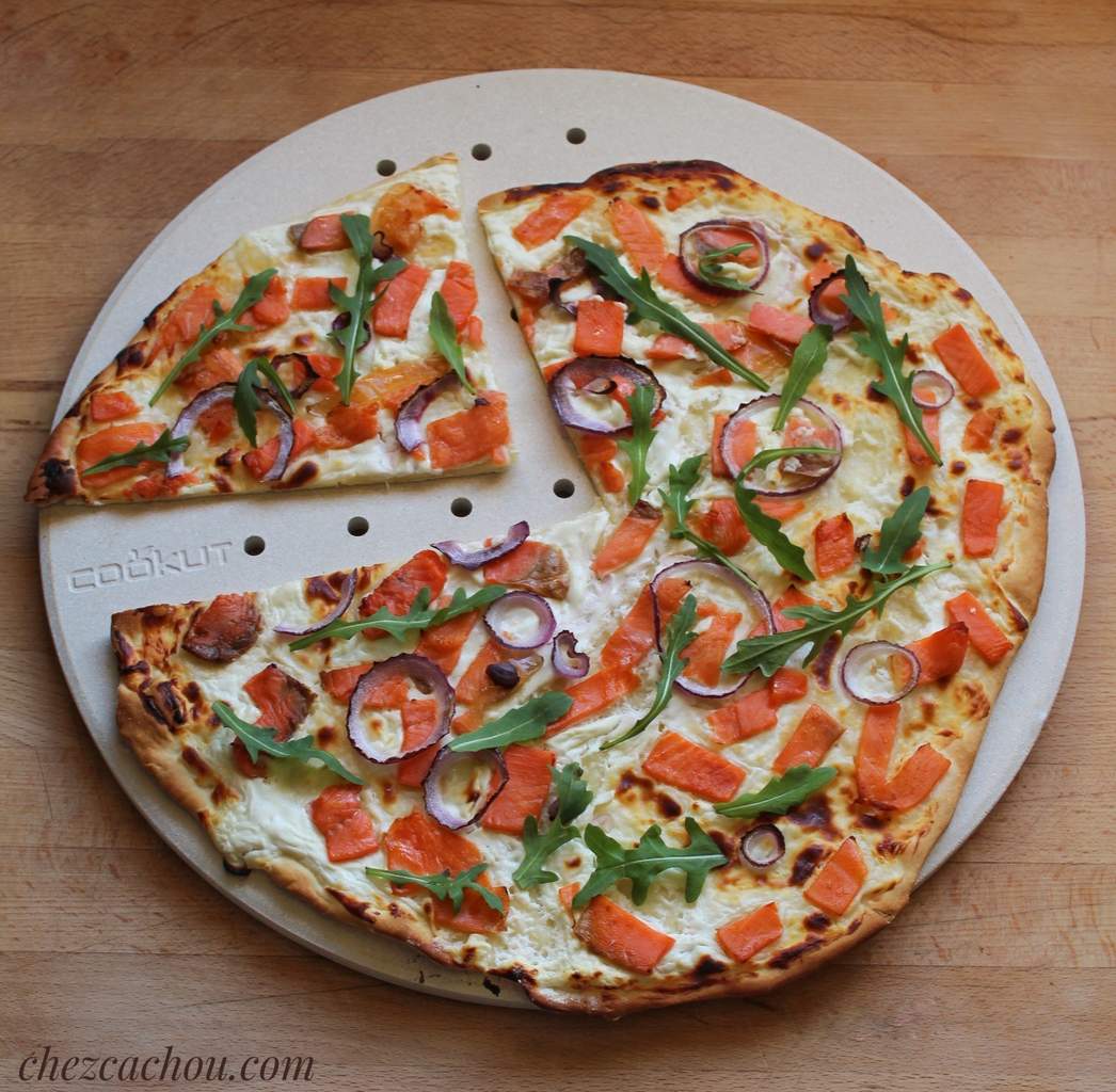 Pizza au saumon fumé et carrés frais