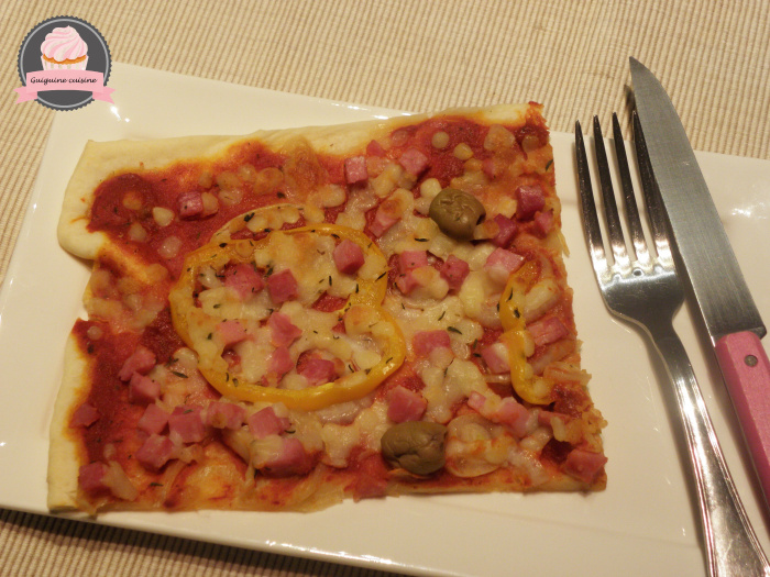 Pizza poivrons, jambon, tomates et olives