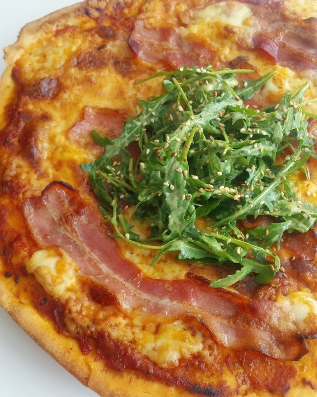 Pizza tomates, mozzarella et lard