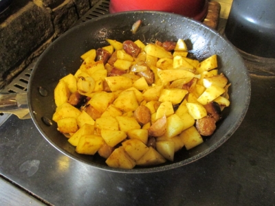 Pommes de terre sautées aux épices et saucisses a la citronnelle