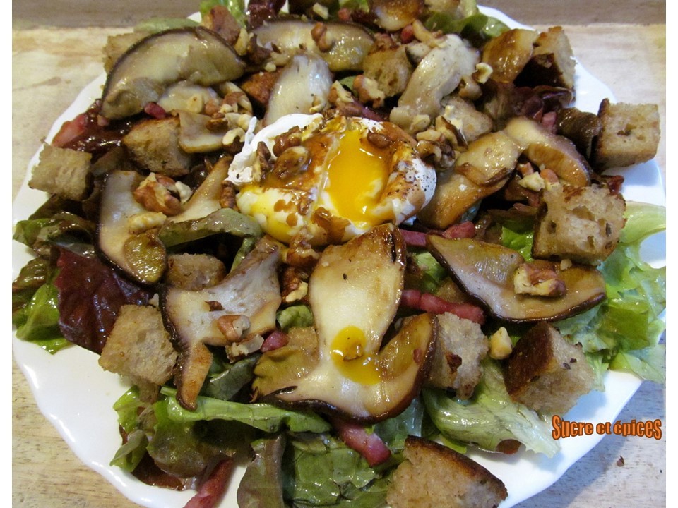 Salade automnale aux cèpes, oeufs pochés et noix