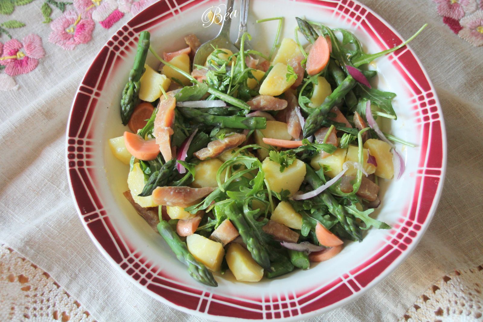 Salade de hareng fumé, pommes de terre et asperges vertes