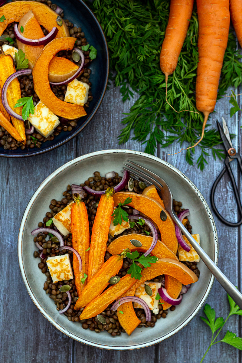 Salade de lentilles à la butternut et carottes rôties et halloumi