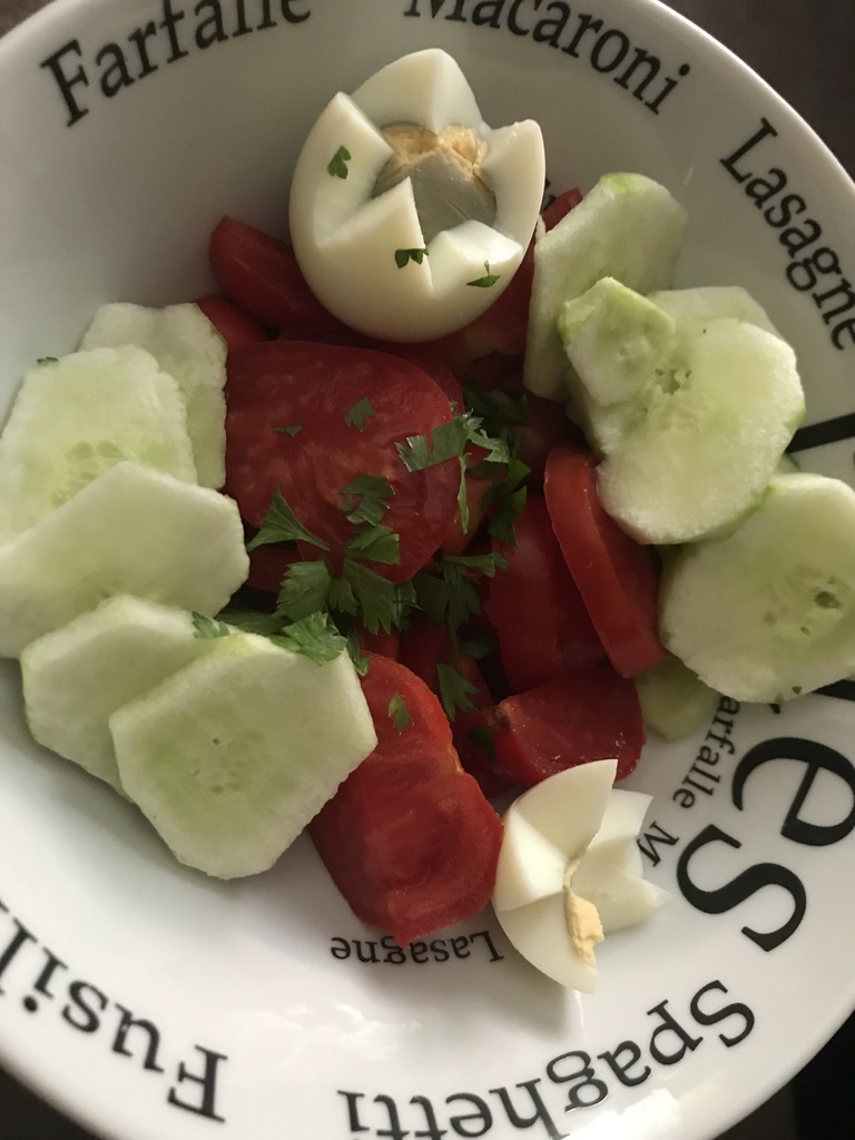 Salade de tomates, concombre oeuf et persil