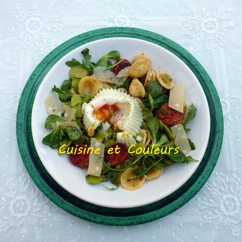 Salade tiède orecchiette, fèves, chorizo et oeuf poché vapeur