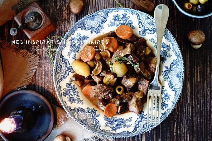 Sauté de veau aux olives, carotte et champignons