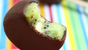 Simple et génial : sucettes de kiwi au chocolat