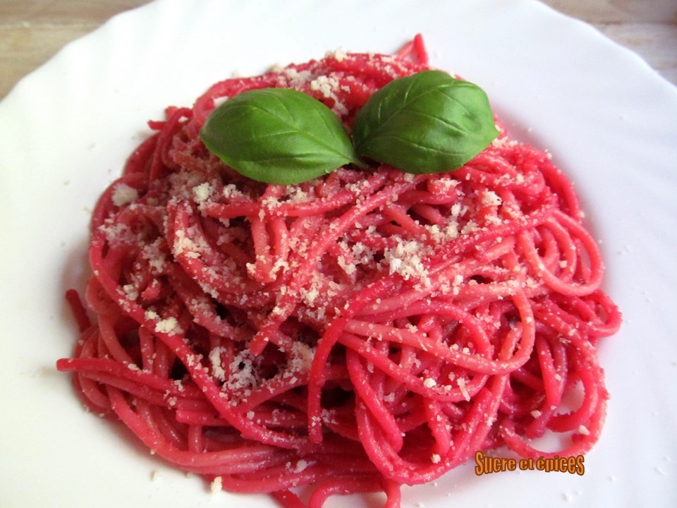 Spaghetti roses, à l'ail et à la purée de betterave