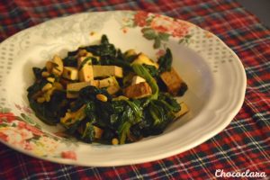 Wok veggie au tofu fumé, épinards, pignons, sauce soja de Yanis